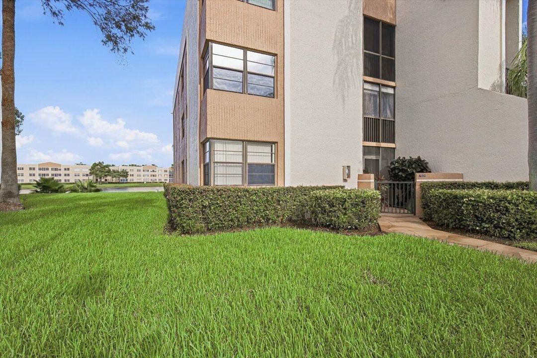 CORNER CONDO