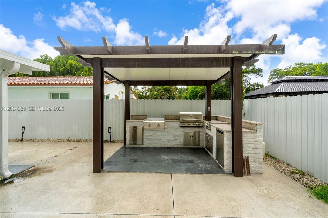En Venta: $1,100,000 (3 camas, 2 baños, 1833 Pies cuadrados)