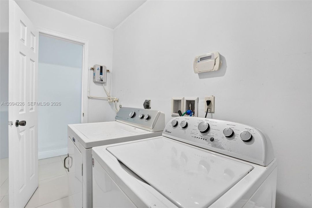 На продажу: $375,000 (2 спален, 1 ванн, 795 Квадратных фут)