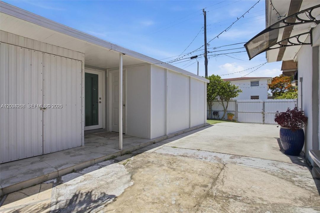 En Venta: $695,000 (5 camas, 3 baños, 925 Pies cuadrados)