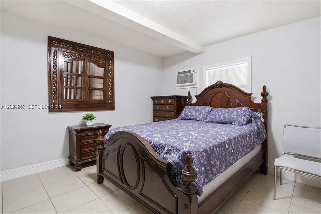 En Venta: $695,000 (5 camas, 3 baños, 925 Pies cuadrados)