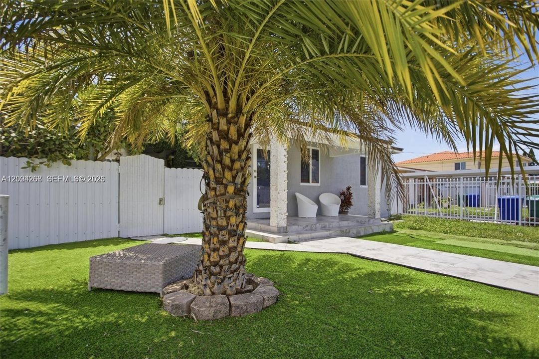 En Venta: $695,000 (5 camas, 3 baños, 925 Pies cuadrados)