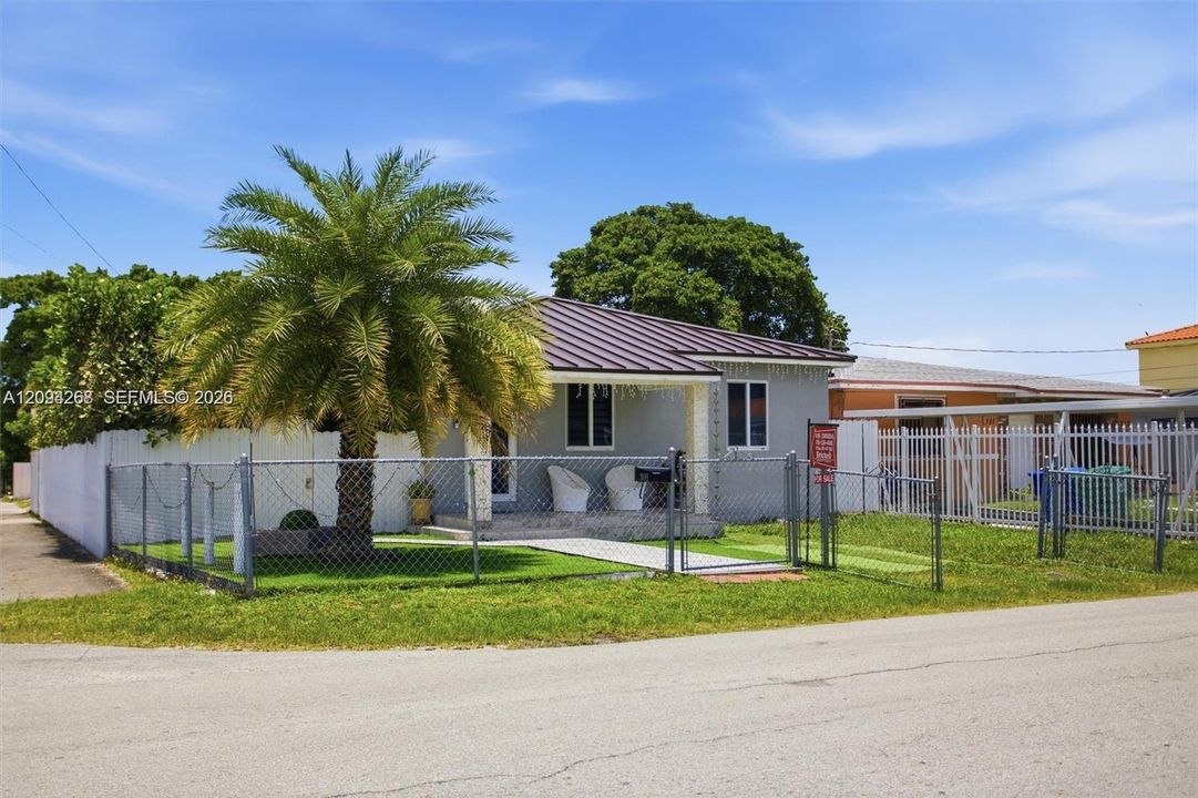 En Venta: $695,000 (5 camas, 3 baños, 925 Pies cuadrados)