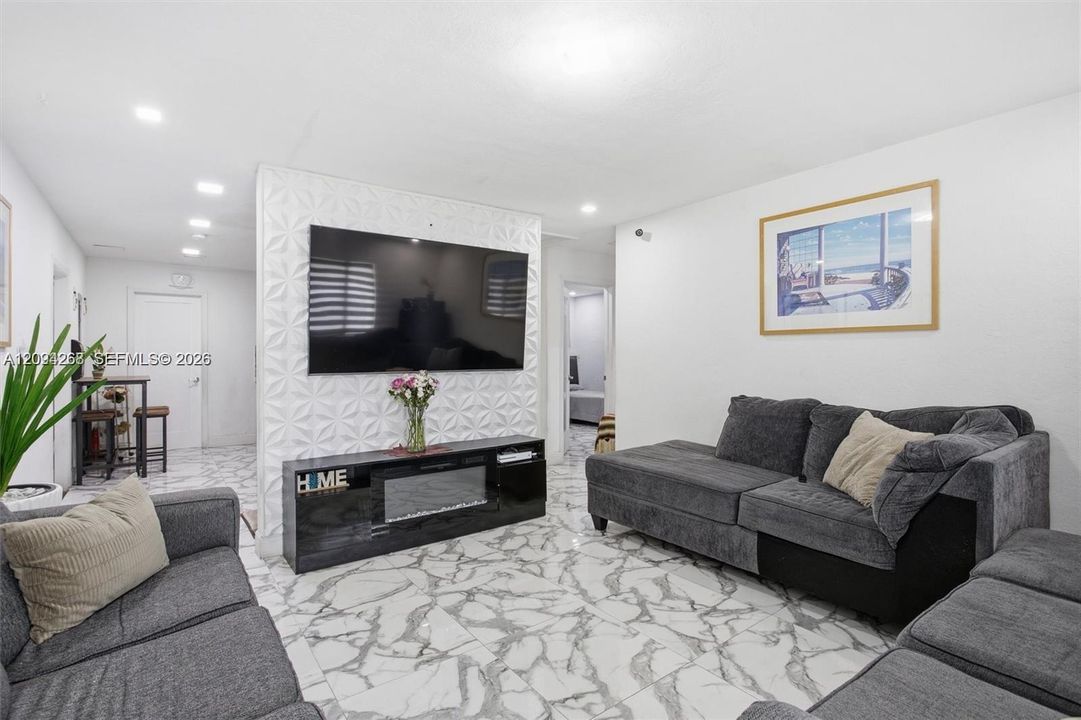 En Venta: $695,000 (5 camas, 3 baños, 925 Pies cuadrados)