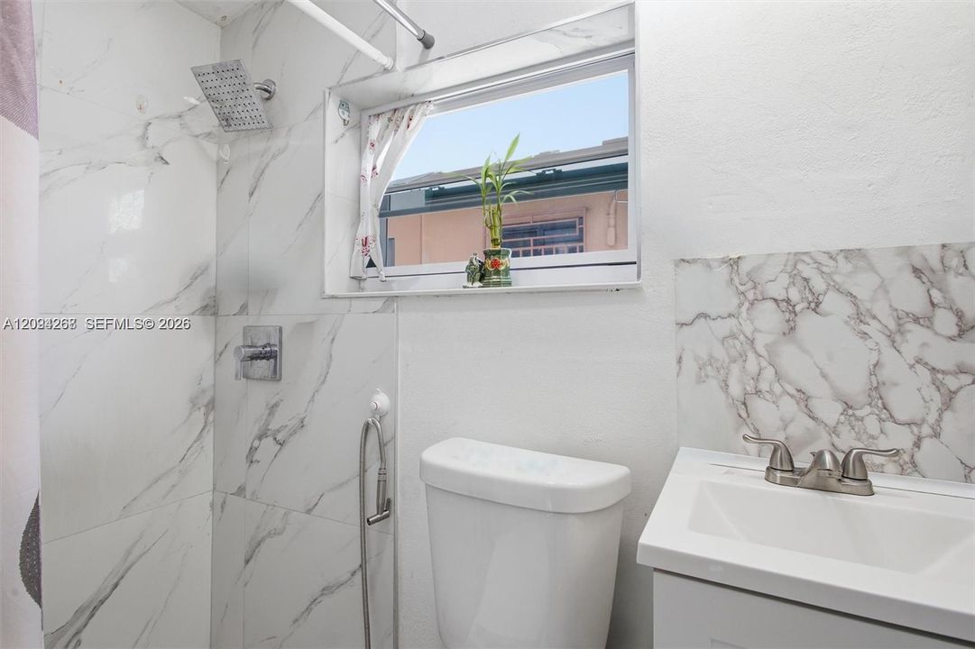 En Venta: $695,000 (5 camas, 3 baños, 925 Pies cuadrados)