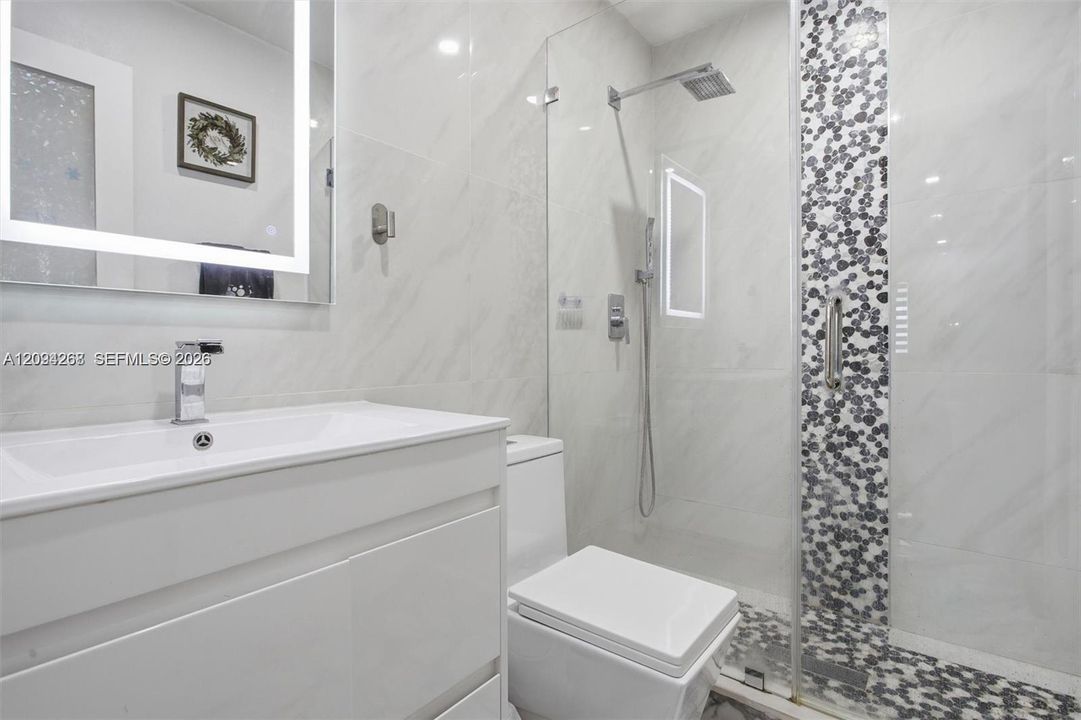 En Venta: $695,000 (5 camas, 3 baños, 925 Pies cuadrados)