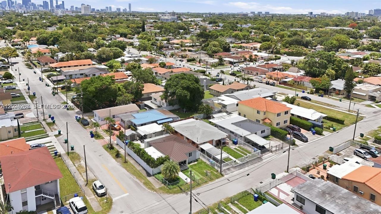 En Venta: $695,000 (5 camas, 3 baños, 925 Pies cuadrados)