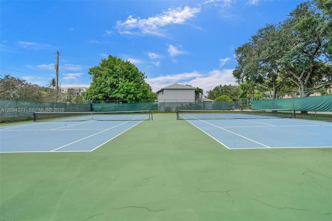 For Sale: $610,000 (3 beds, 3 baths, 1551 Square Feet)