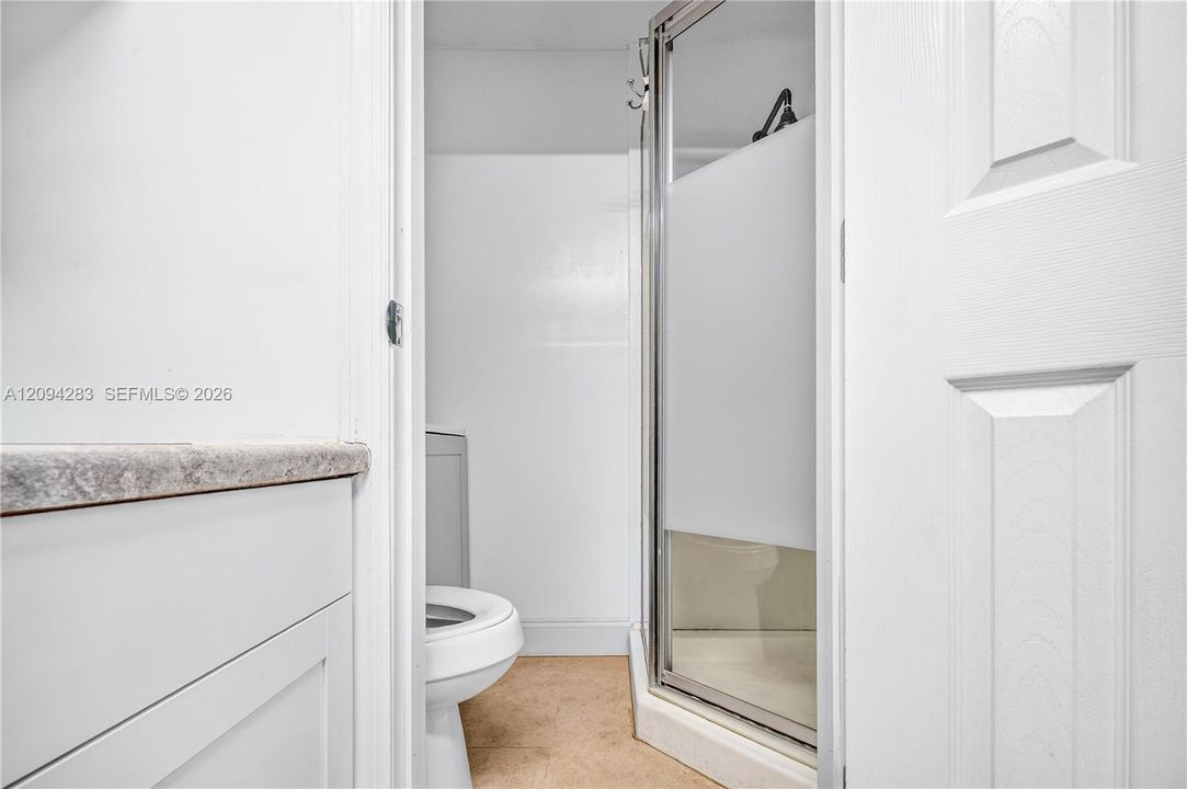 For Rent: $1,100 (1 beds, 1 baths, 868 Square Feet)