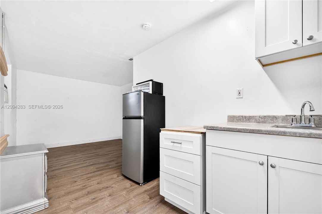 For Rent: $1,100 (1 beds, 1 baths, 868 Square Feet)