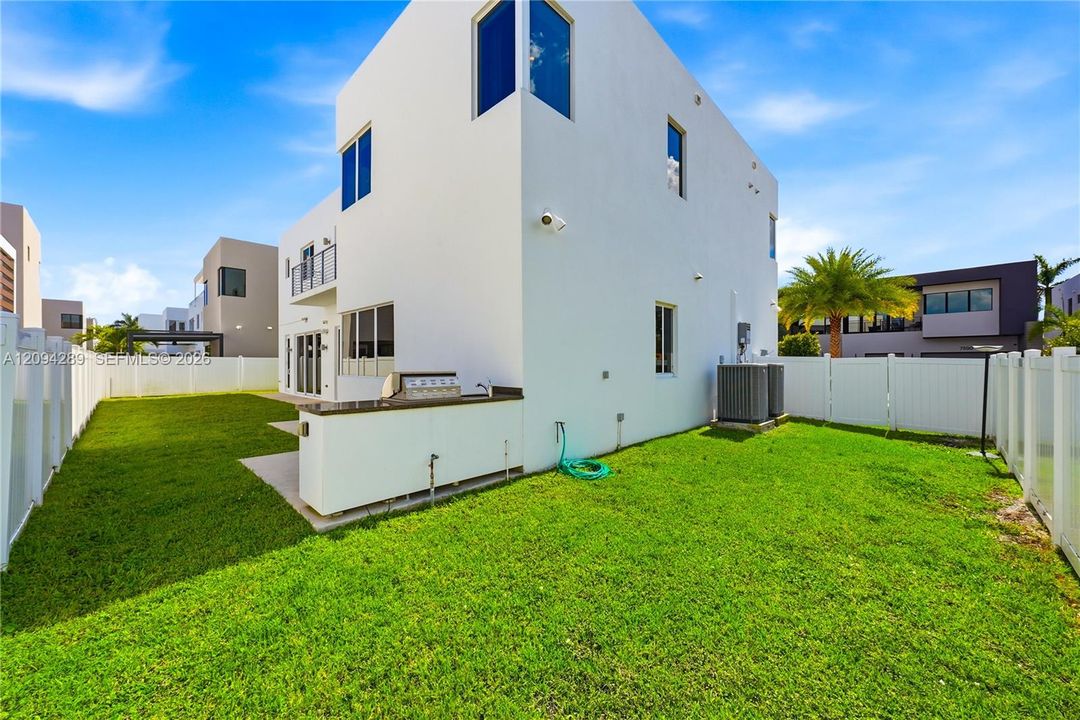 For Sale: $1,990,000 (5 beds, 5 baths, 3841 Square Feet)