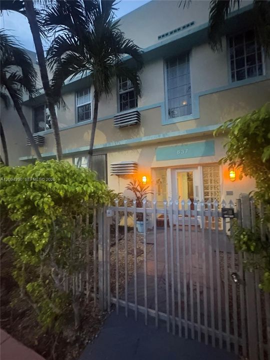 For Sale: $200,000 (1 beds, 1 baths, 420 Square Feet)