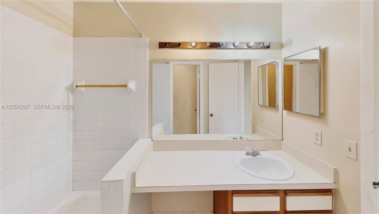 На продажу: $179,900 (2 спален, 2 ванн, 970 Квадратных фут)
