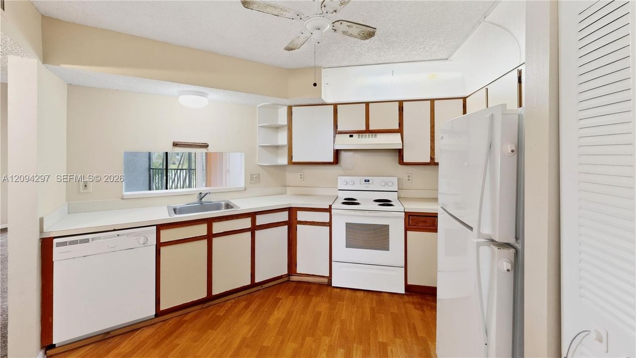 На продажу: $179,900 (2 спален, 2 ванн, 970 Квадратных фут)