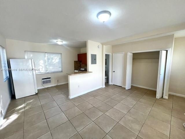 В аренду: $1,195 (0 спален, 1 ванн, 324 Квадратных фут)