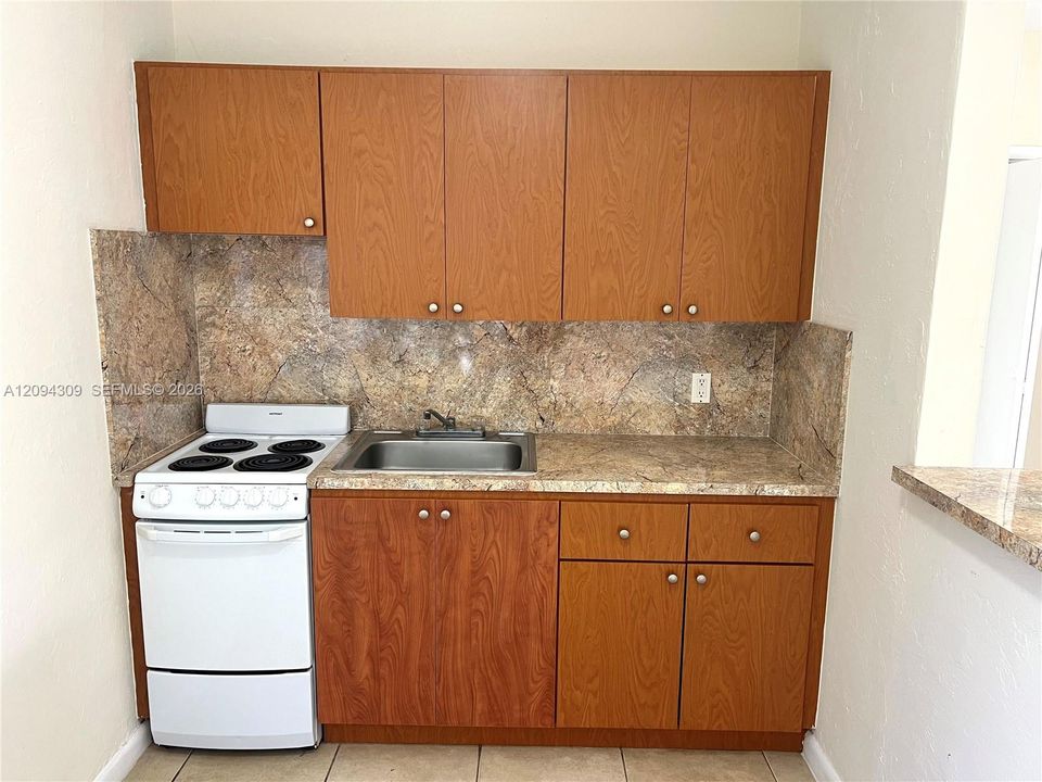 В аренду: $1,195 (0 спален, 1 ванн, 324 Квадратных фут)