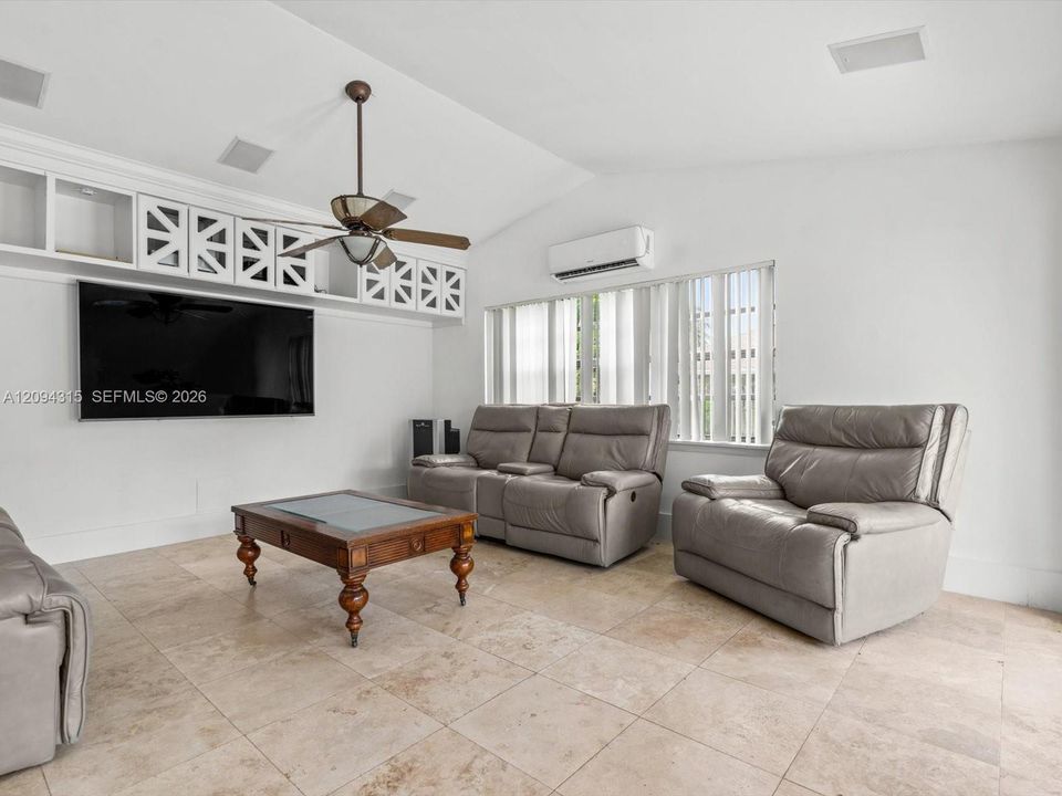 En Venta: $734,900 (4 camas, 2 baños, 1904 Pies cuadrados)