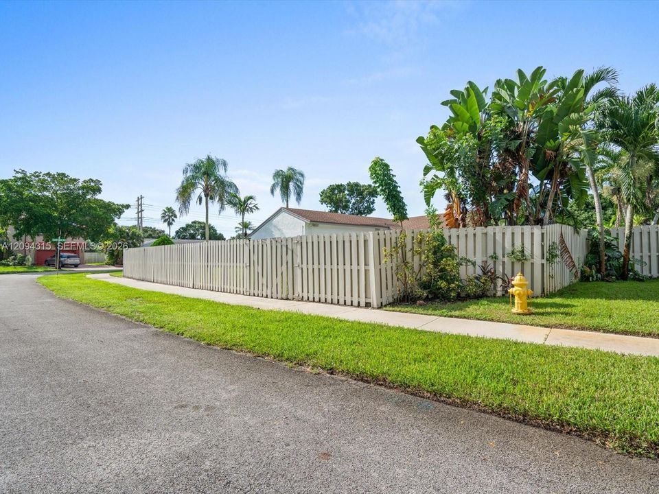 En Venta: $734,900 (4 camas, 2 baños, 1904 Pies cuadrados)