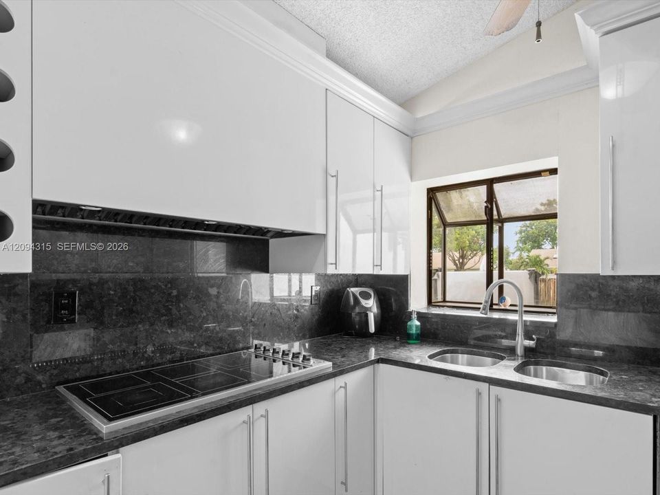 En Venta: $734,900 (4 camas, 2 baños, 1904 Pies cuadrados)