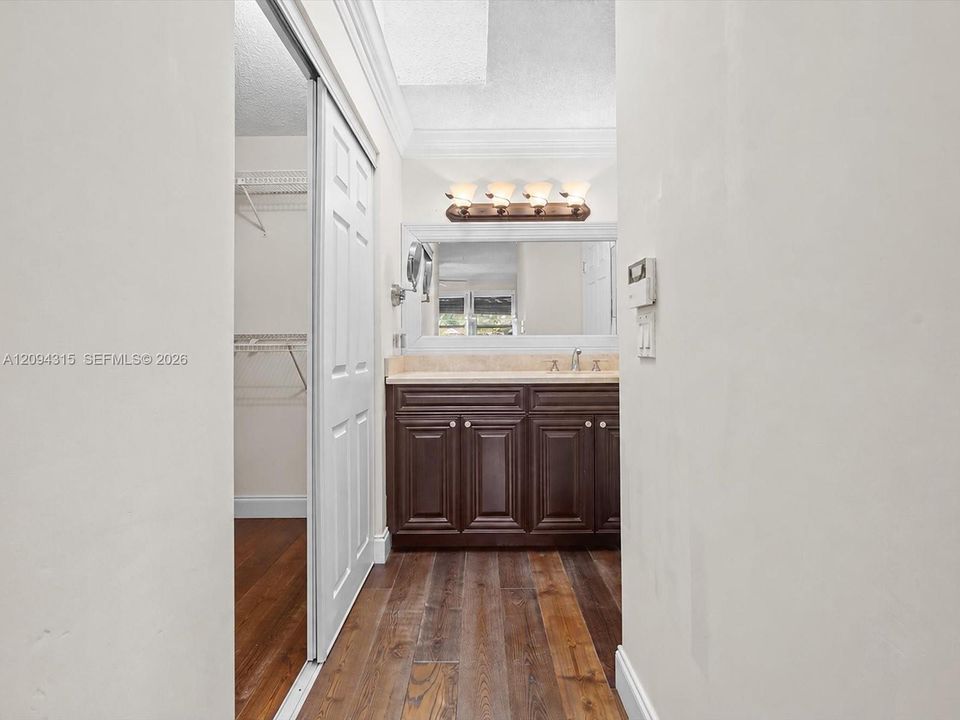 En Venta: $734,900 (4 camas, 2 baños, 1904 Pies cuadrados)