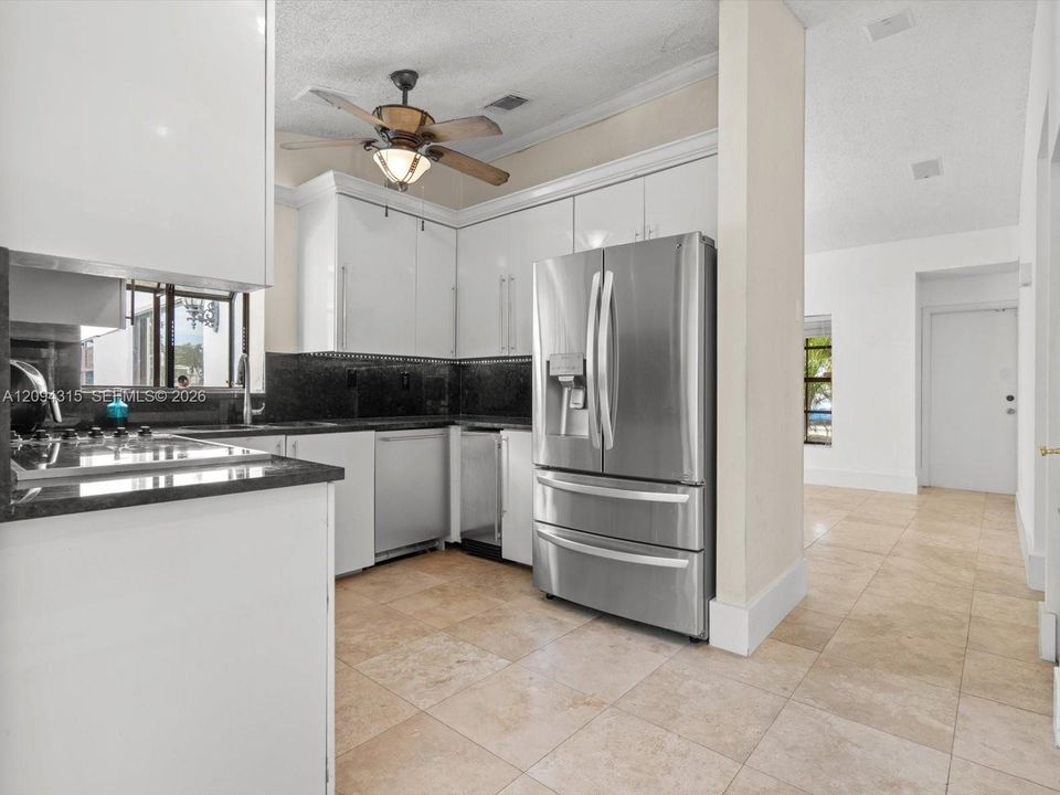 En Venta: $734,900 (4 camas, 2 baños, 1904 Pies cuadrados)