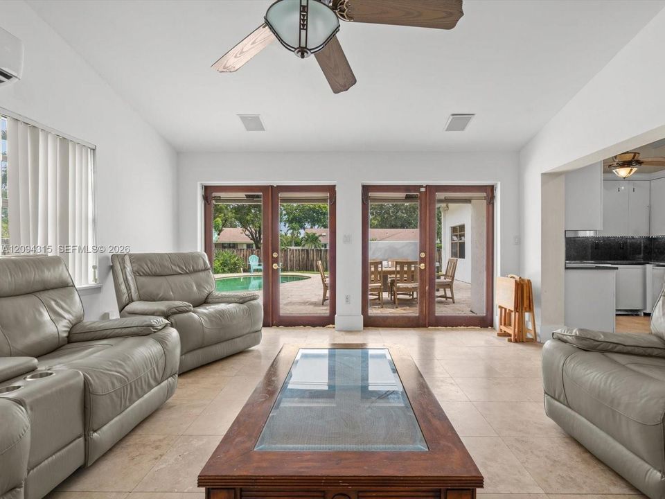 En Venta: $734,900 (4 camas, 2 baños, 1904 Pies cuadrados)