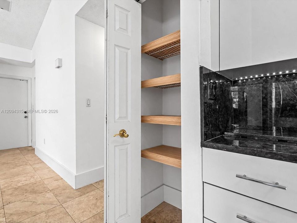 En Venta: $734,900 (4 camas, 2 baños, 1904 Pies cuadrados)