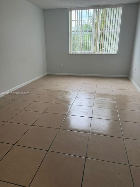 For Sale: $150,000 (1 beds, 1 baths, 826 Square Feet)