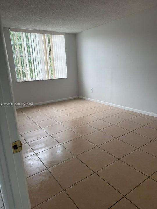 For Sale: $150,000 (1 beds, 1 baths, 826 Square Feet)