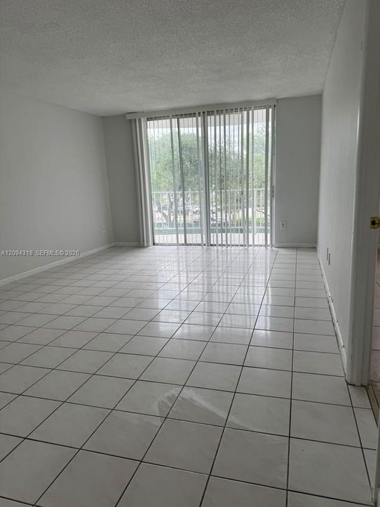 For Sale: $150,000 (1 beds, 1 baths, 826 Square Feet)