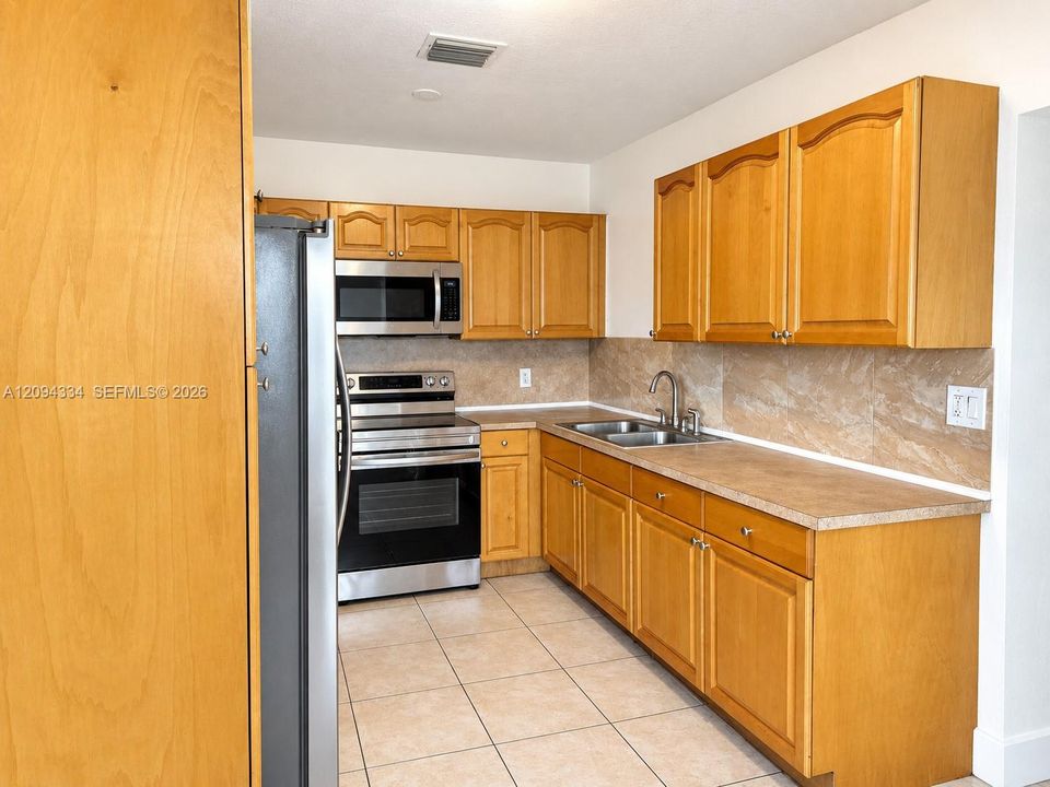 En Venta: $335,000 (0 camas, 0 baños, 1352 Pies cuadrados)