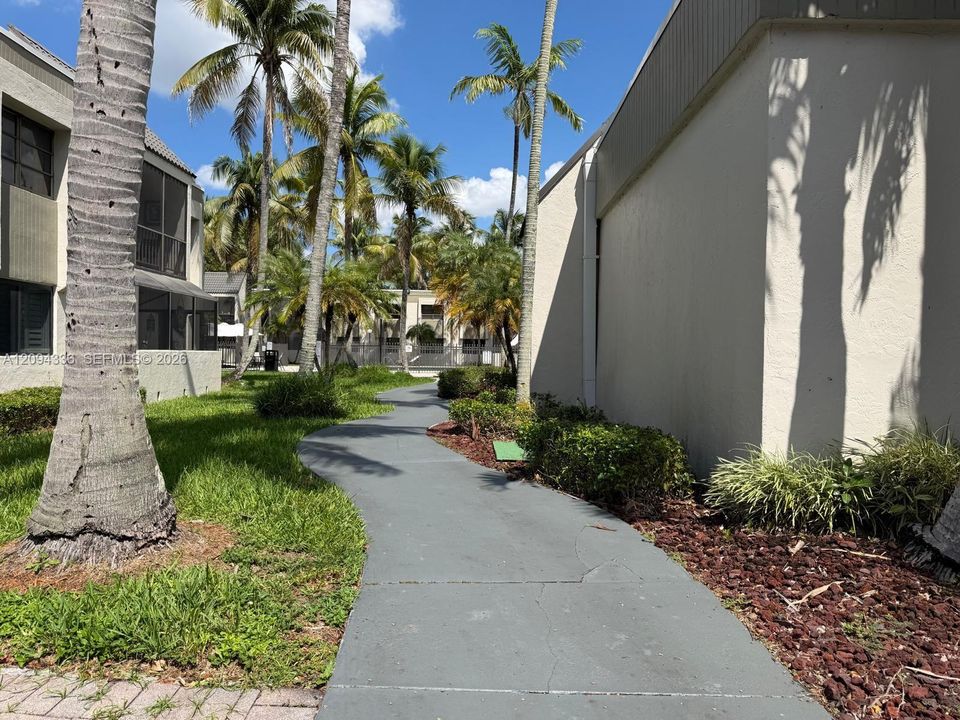 For Sale: $265,000 (1 beds, 1 baths, 854 Square Feet)