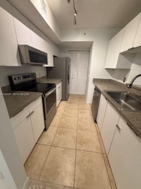 For Rent: $2,150 (2 beds, 2 baths, 820 Square Feet)