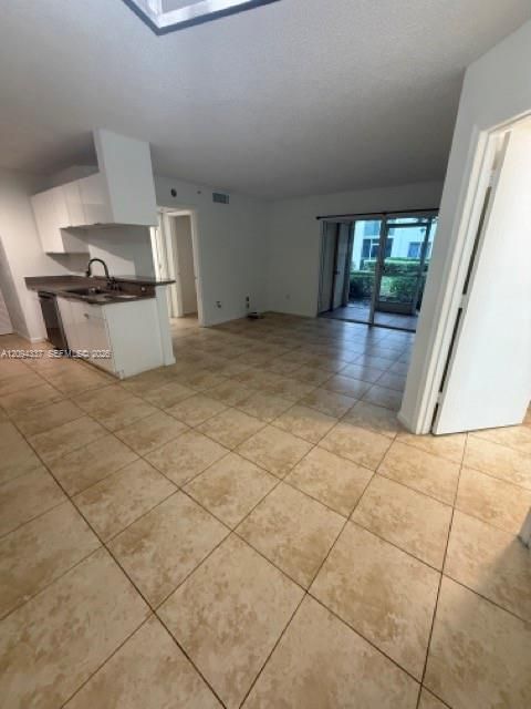 For Rent: $2,150 (2 beds, 2 baths, 820 Square Feet)