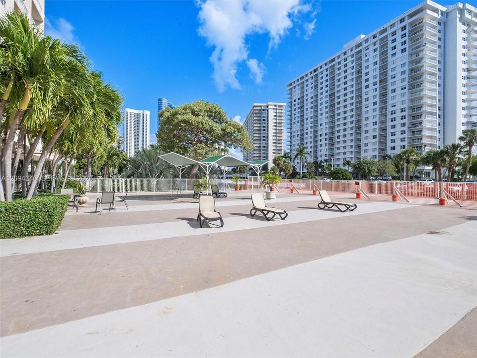 For Rent: $2,350 (2 beds, 2 baths, 1094 Square Feet)