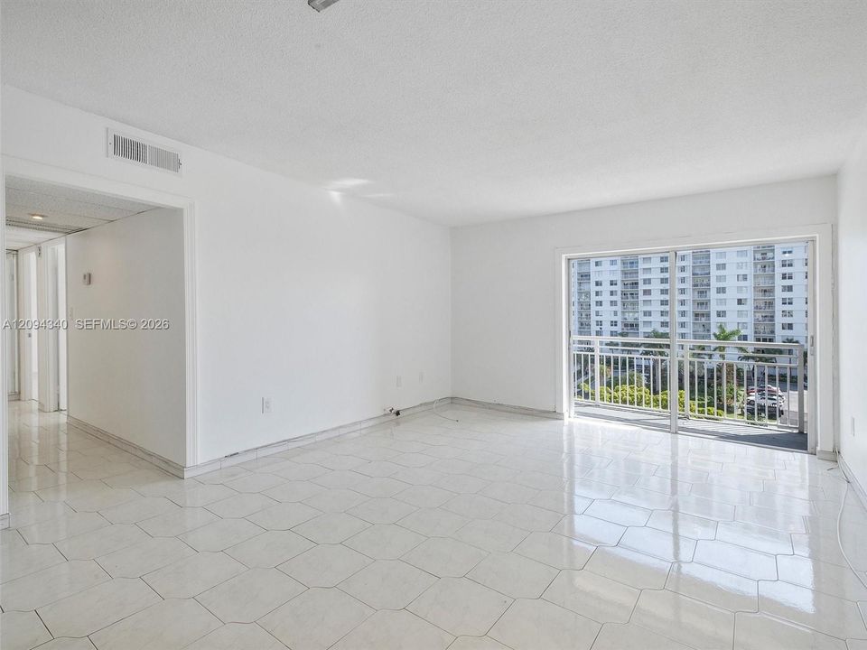 For Rent: $2,350 (2 beds, 2 baths, 1094 Square Feet)