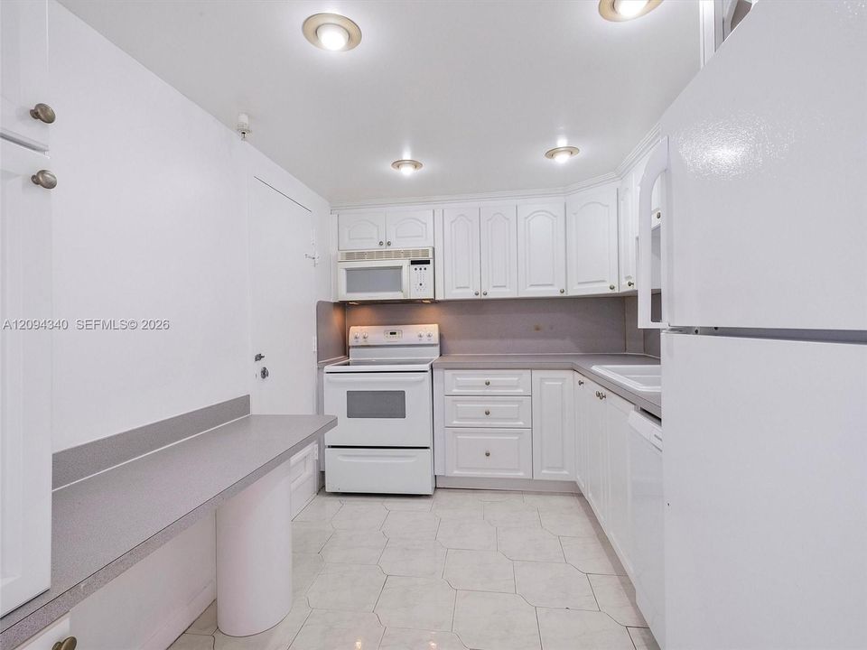 For Rent: $2,350 (2 beds, 2 baths, 1094 Square Feet)