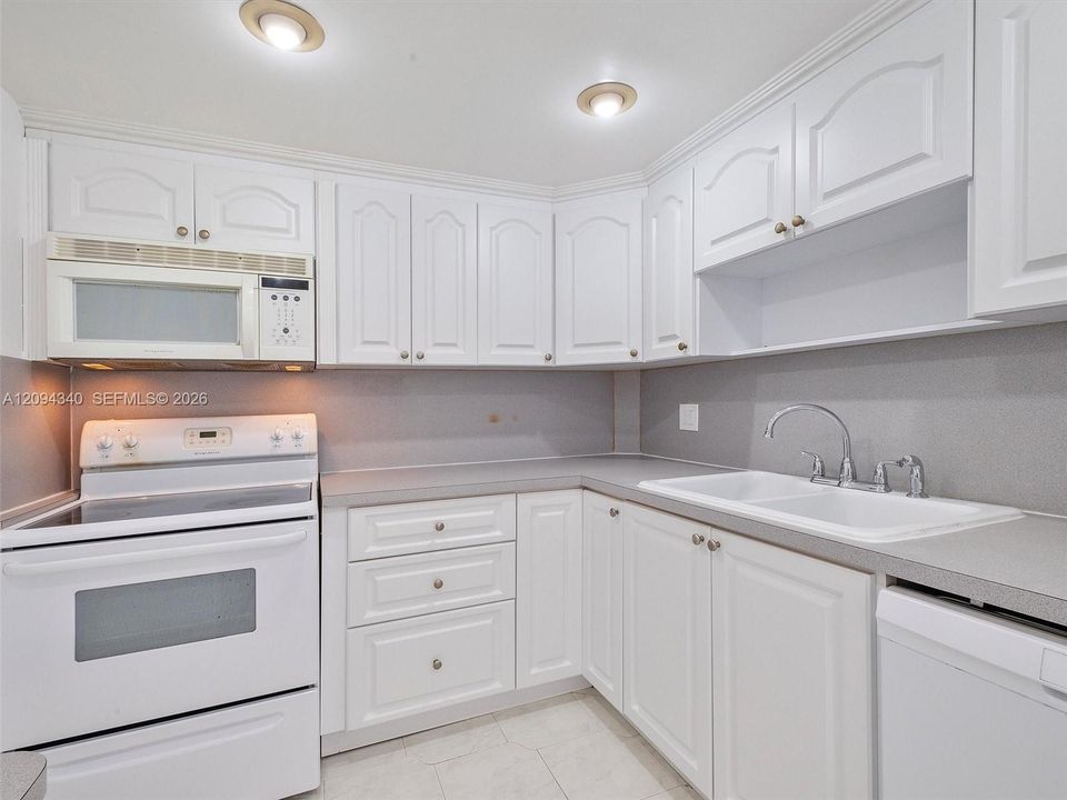 For Rent: $2,350 (2 beds, 2 baths, 1094 Square Feet)