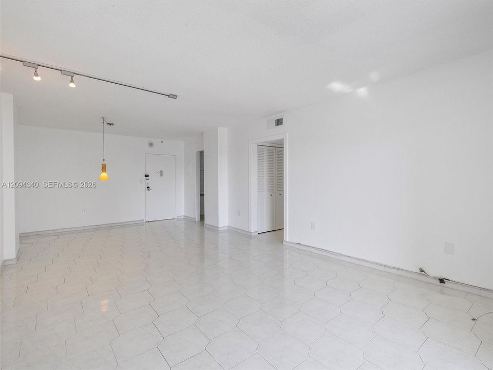 For Rent: $2,350 (2 beds, 2 baths, 1094 Square Feet)