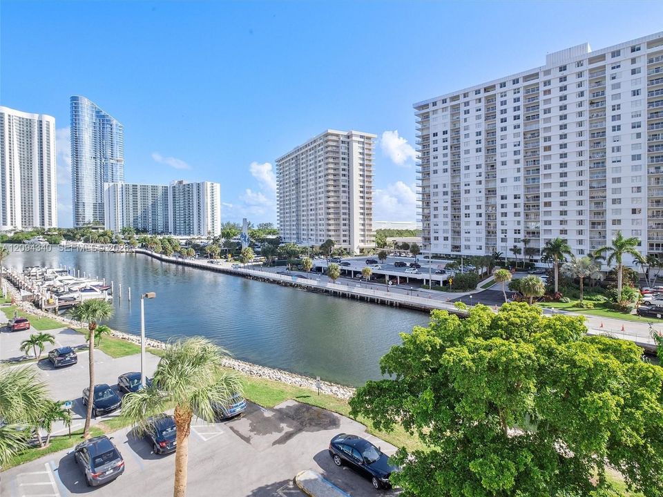 For Rent: $2,350 (2 beds, 2 baths, 1094 Square Feet)