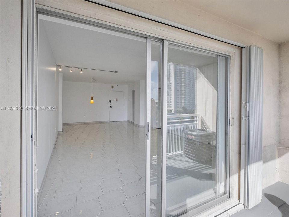 For Rent: $2,350 (2 beds, 2 baths, 1094 Square Feet)