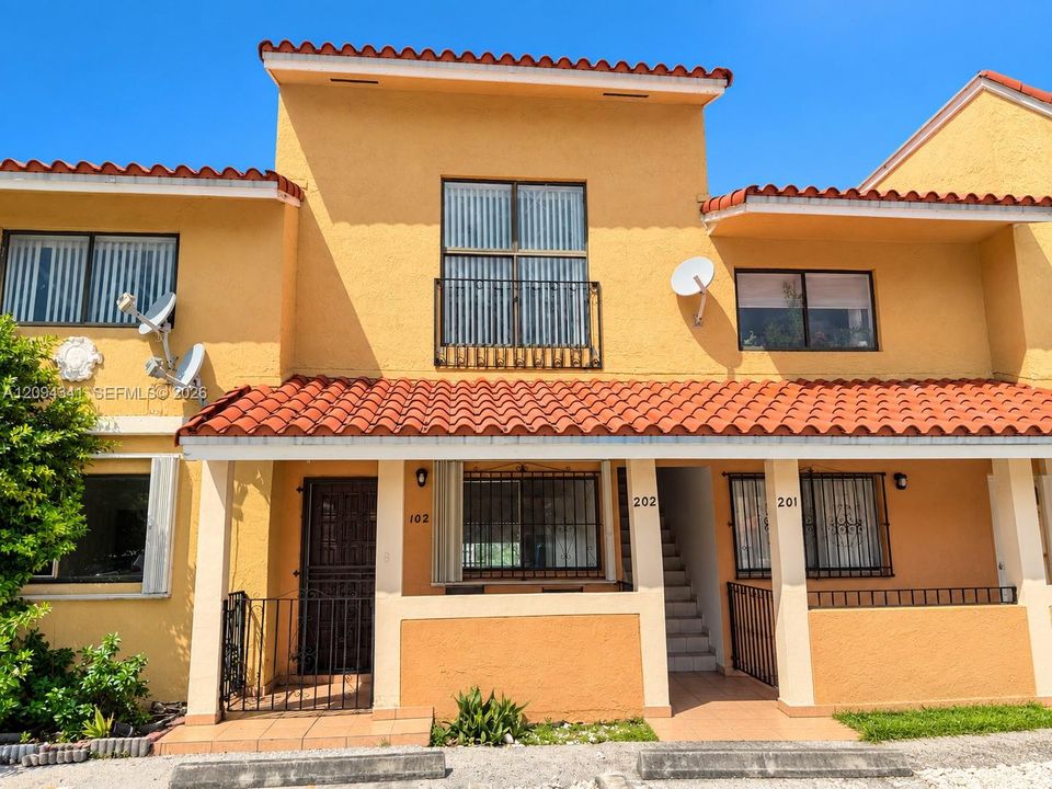 For Sale: $230,000 (2 beds, 2 baths, 765 Square Feet)
