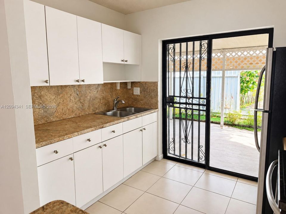 For Sale: $230,000 (2 beds, 2 baths, 765 Square Feet)