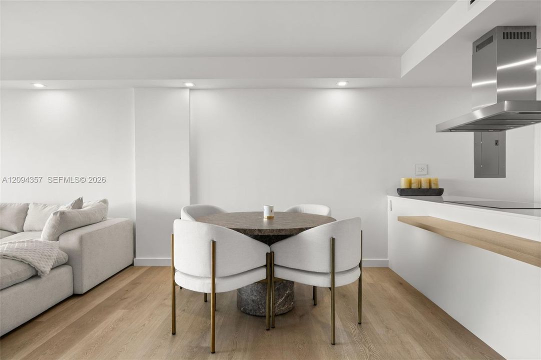 For Sale: $995,000 (1 beds, 1 baths, 895 Square Feet)