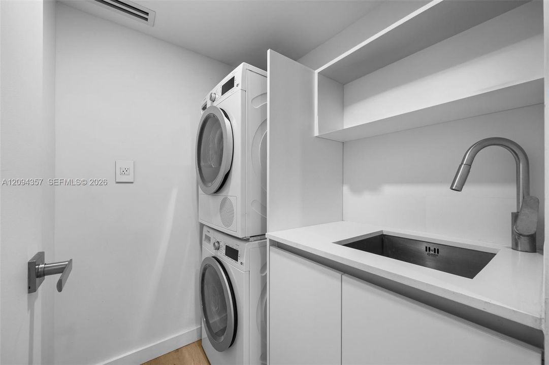 For Sale: $995,000 (1 beds, 1 baths, 895 Square Feet)