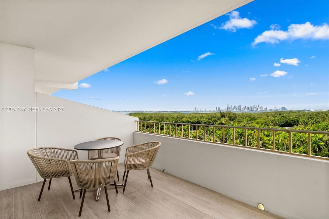 For Sale: $995,000 (1 beds, 1 baths, 895 Square Feet)