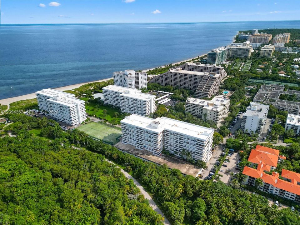 For Sale: $995,000 (1 beds, 1 baths, 895 Square Feet)