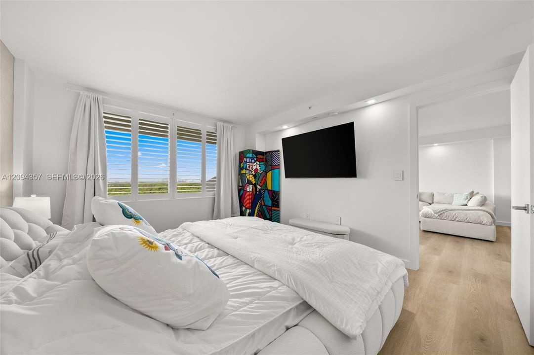 For Sale: $995,000 (1 beds, 1 baths, 895 Square Feet)