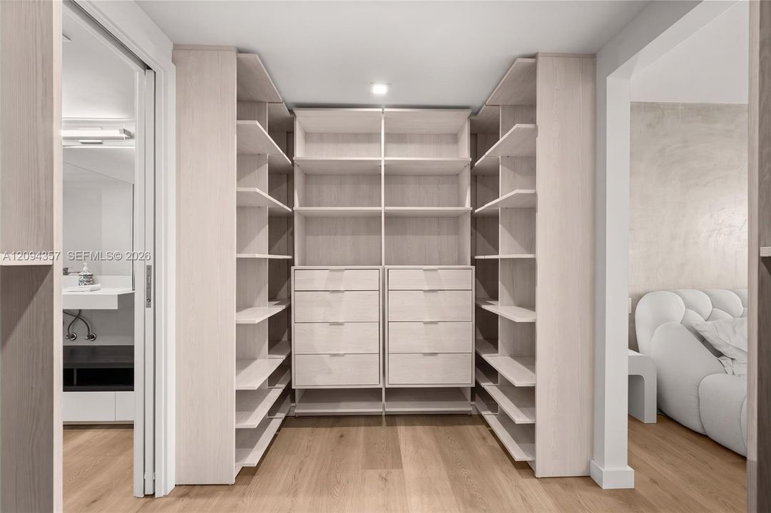 For Sale: $995,000 (1 beds, 1 baths, 895 Square Feet)