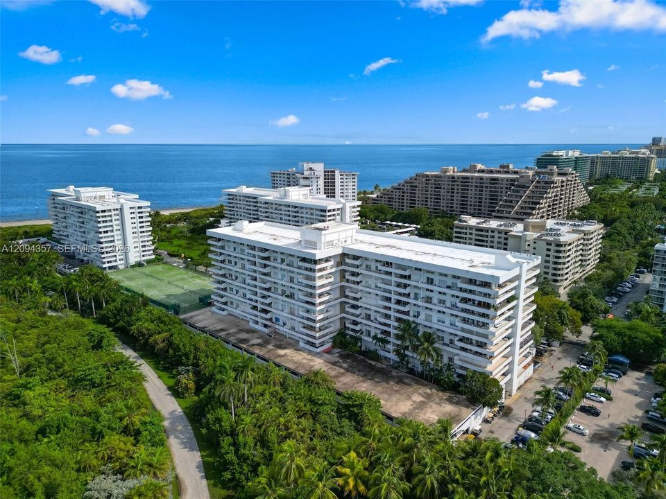 For Sale: $995,000 (1 beds, 1 baths, 895 Square Feet)